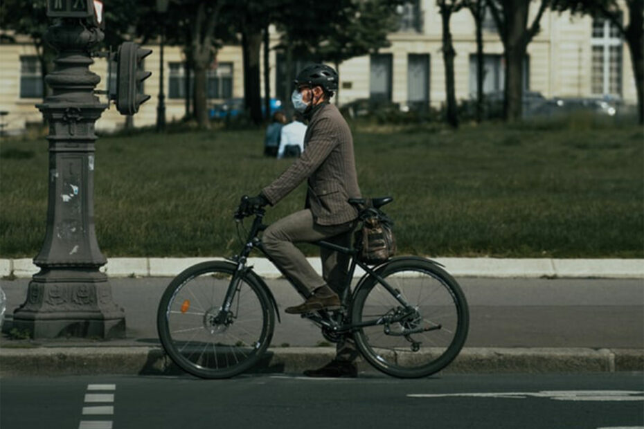 Homme en vélo portant un masque