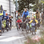 Un groupe de cyclistes - enfants et adultes - lors de la Kidical Mass à Eberswalde (Allemagne). Photo : Andreas Stueckl