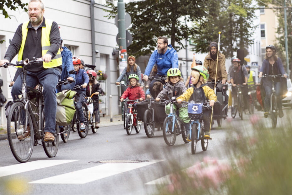 Un groupe de cyclistes - enfants et adultes - lors de la Kidical Mass à Eberswalde (Allemagne). Photo : Andreas Stueckl