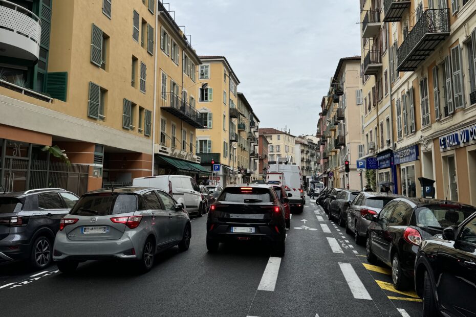 La nouvelle bande cyclable de François Guisol est déjà envahie par des voitures qui tentent d'éviter les véhicules garés en double file. À quand un réseau cyclable sécurisé pour les quartiers Est de Nice ?