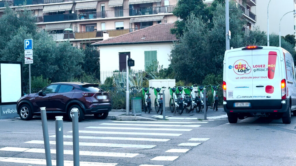 Mardi 3 septembre, 19h30 : cette van de location conduite par un opérateur indépendant Lime vient de déposer des vélos sur le trottoir, à côté d'un emplacement pour vélos en libre service occupé par une voiture.