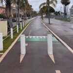 Photo de la piste cyclable de la Promenade des Anglais avec deux poteaux anti-intrustion installés sur la piste, divisant celle-ci en trois passages étroits.