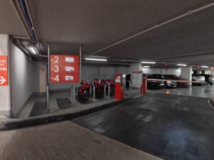 Vue intérieure d'un local motos du parking Q-Park Gare du Sud. Paradoxalement, des arceaux vélos y sont installés mais réservés au stationnement des deux-roues motorisés.